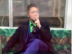 Japón: Hombre disfrazado como Joker ataca a pasajeros en tren de Tokio y apuñala a 17 personas