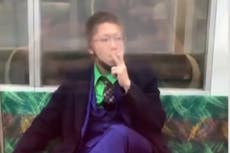 Japón: Hombre disfrazado como Joker ataca a pasajeros en tren de Tokio y apuñala a 17 personas