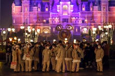 Disneyland: China encierra a miles de personas dentro del parque para hacer pruebas de COVID-19