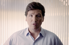 Documental de Tucker Carlson impulsa conspiración infundada de que el FBI “incitó” la revuelta en el Capitolio