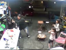 Video de madre luchando contra un intruso mientras corría hacia sus hijos se vuelve viral