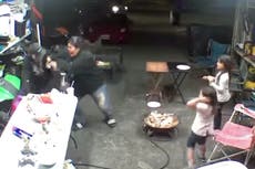 Video de madre luchando contra un intruso mientras corría hacia sus hijos se vuelve viral