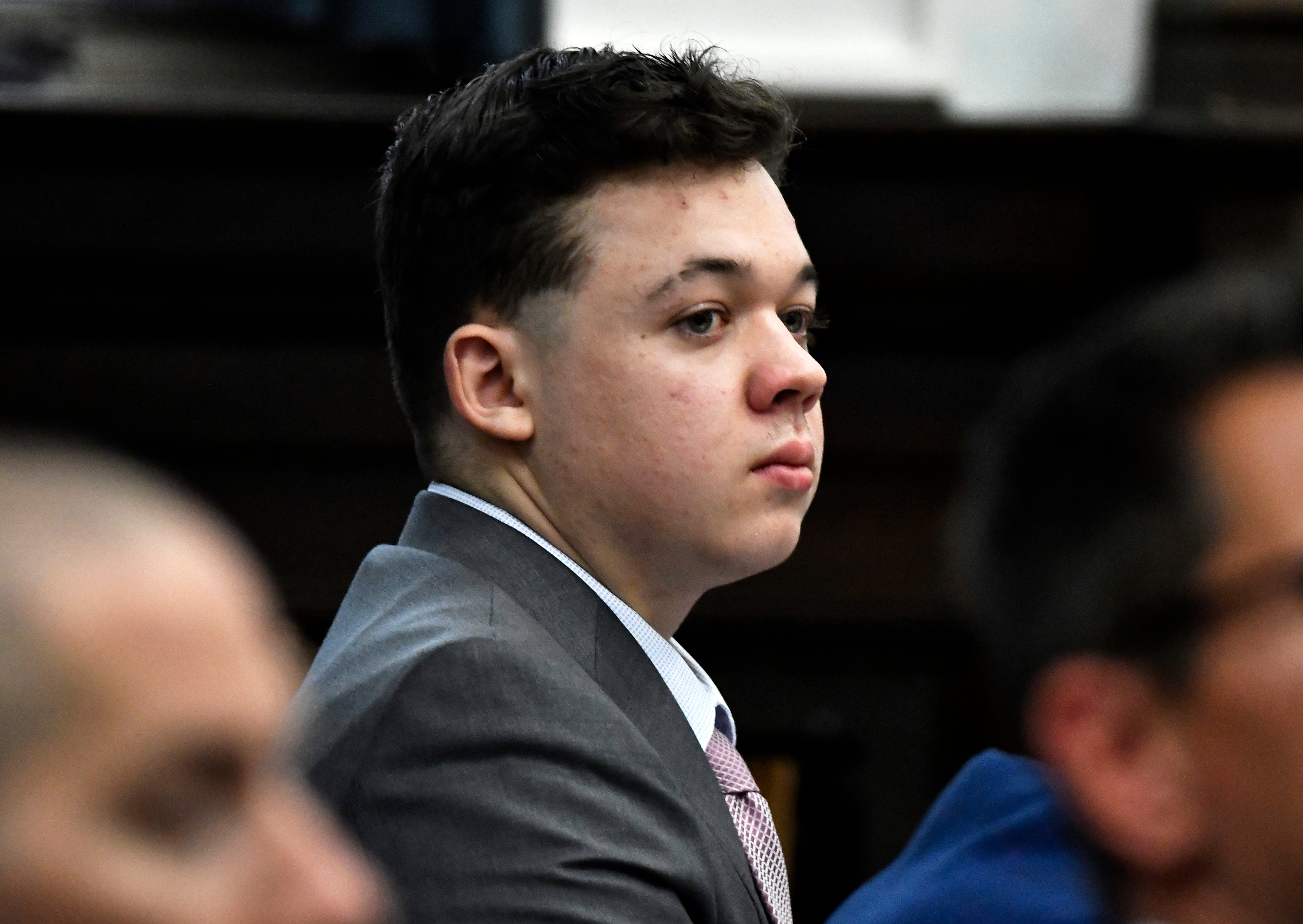 Juicio por doble homicidio de Kyle Rittenhouse pone a prueba afirmaciones de autodefensa en los asesinatos de protesta por la justicia racial