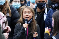 Greta Thunberg se une a multitud de Glasgow para cantar ‘Puedes meterte la crisis climática en el trasero’
