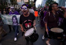 México: Activistas marchan para protestar por feminicidios