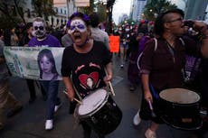 México: Activistas marchan para protestar por feminicidios