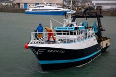 Francia ofrece aplazar disputa pesquera con Gran Bretaña