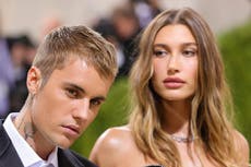 Hailey Bieber dice que fue a un “lugar oscuro” para ayudar a Justin Bieber con su sobriedad