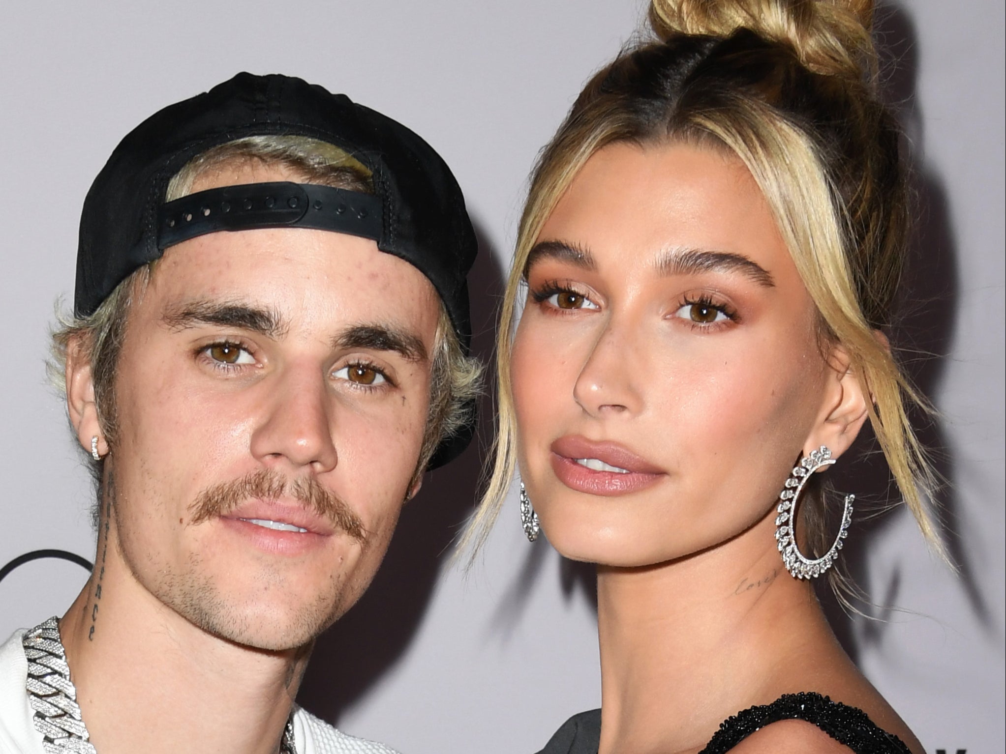 Hailey Bieber revela por qué no da entrevistas sobre su matrimonio con Justin Bieber