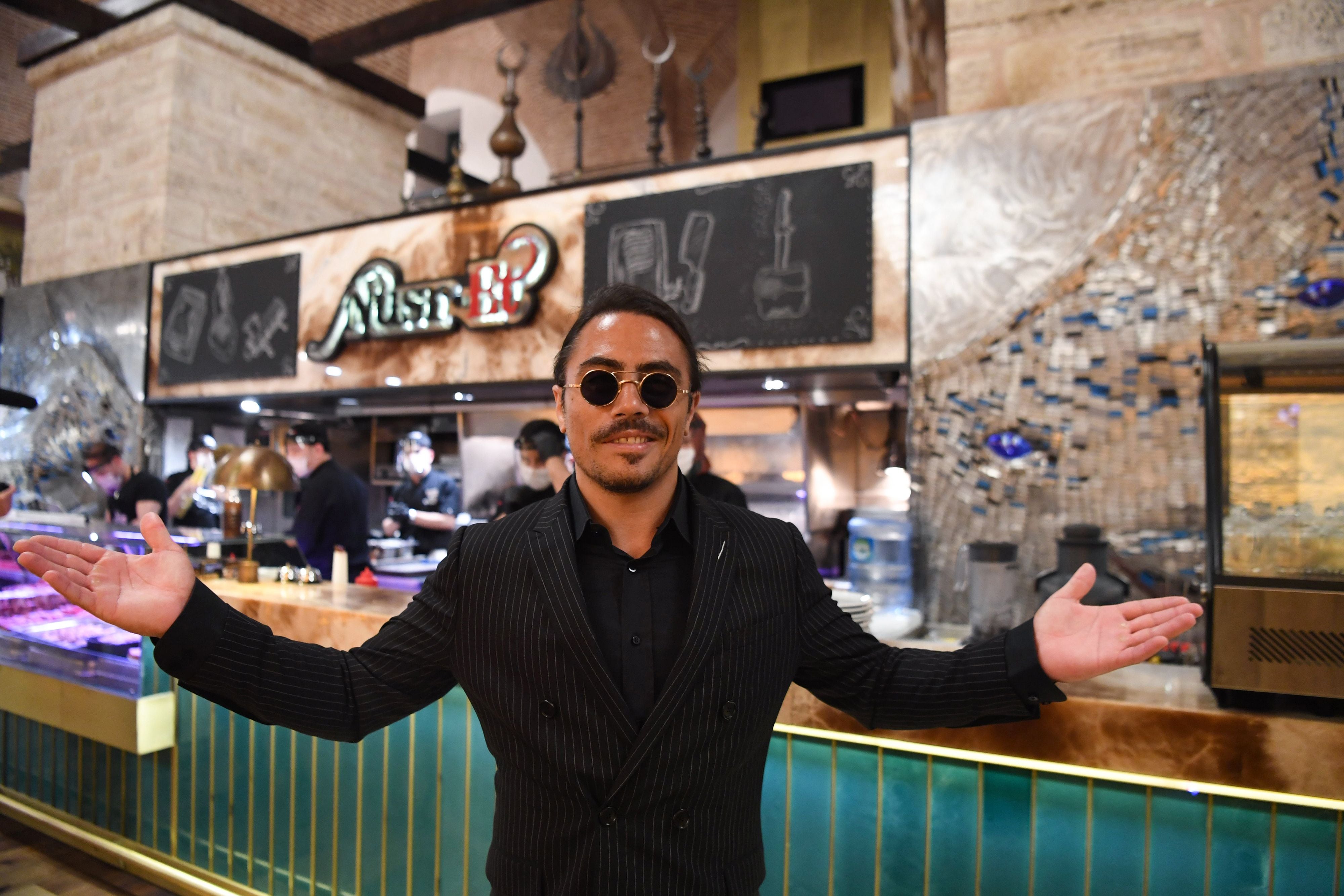 Restaurante crea una versión más barata del bistec cubierto de oro de Salt Bae
