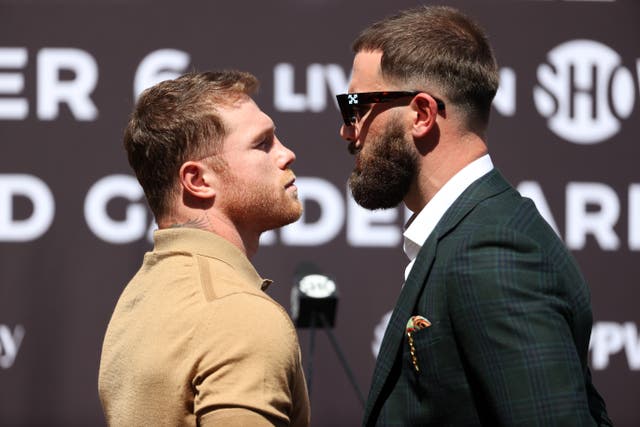 <p>El Canelo Álvarez y Caleb Plant durante un enfrentamiento antes de una conferencia de prensa previa a su pelea de peso supermediano el 6 de noviembre. </p>