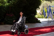 Ministra israelí accede tarde a COP26 en silla de ruedas