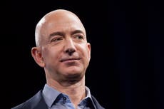 Stephen Colbert critica a Jeff Bezos por supuestamente rechazar los trucos o golosinas en Halloween