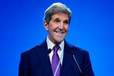 Kerry, con humor, reemplaza brevemente a Biden en la COP26