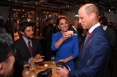 Príncipe William recula después de que Kate Middleton le ofreciera recipiente con insectos durante COP26