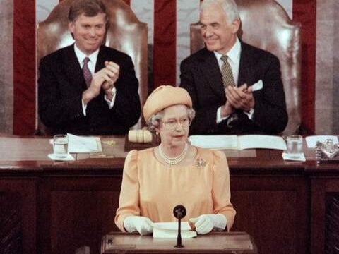 Obama, Pelosi y McConnell encabezan homenajes estadounidenses a la reina Isabel II: “Una cátedra de gracia”