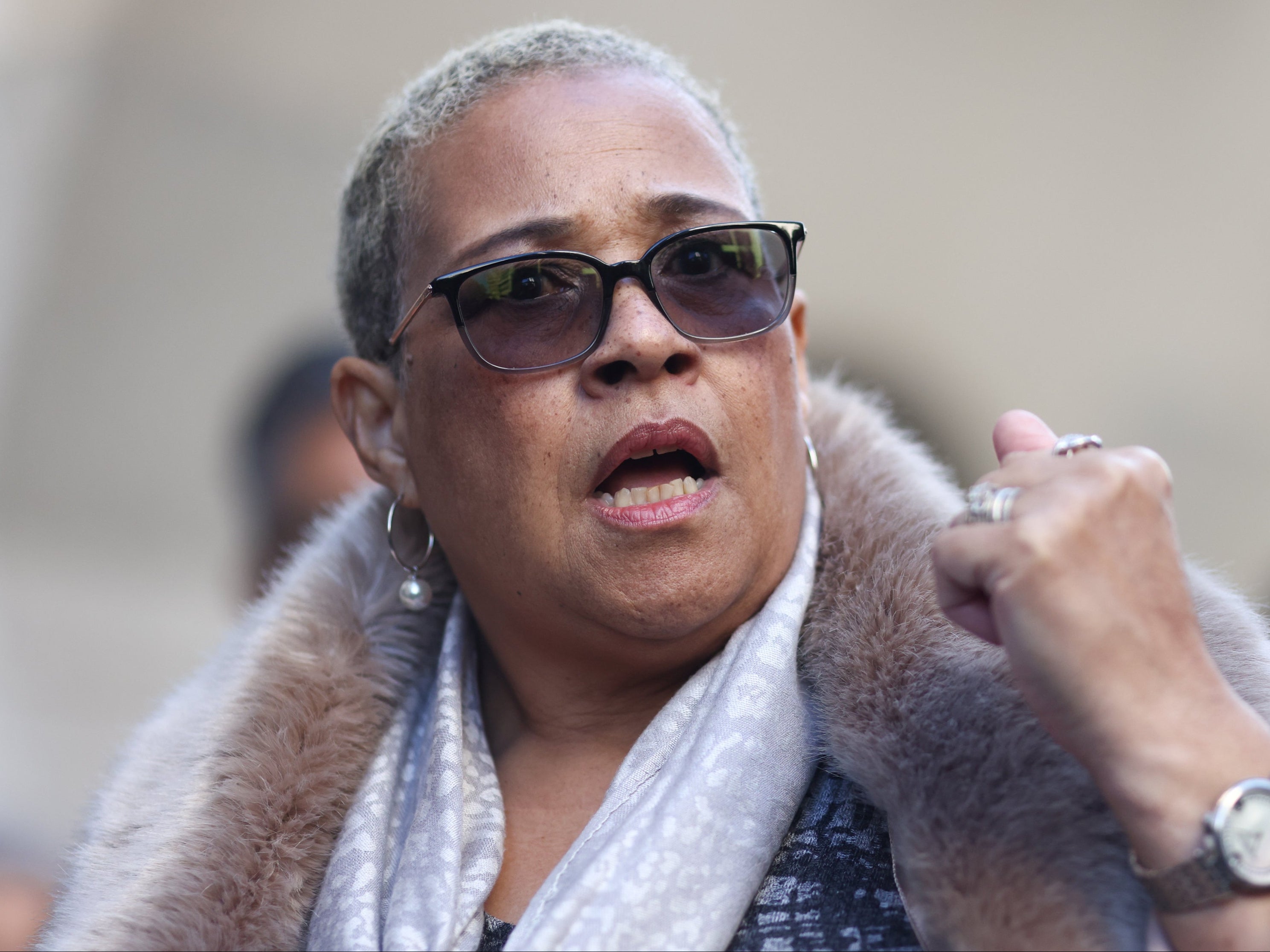 Madre de hermanas asesinadas dice a Policía Metropolitana que ‘se saque lo podrido’ después de que oficiales admitieran haber tomado fotos de los cuerpos