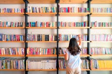 Gobernador de Texas escribe carta desconcertante por ‘pornografía’ en las bibliotecas escolares mientras la nueva guerra cultural va por la literatura