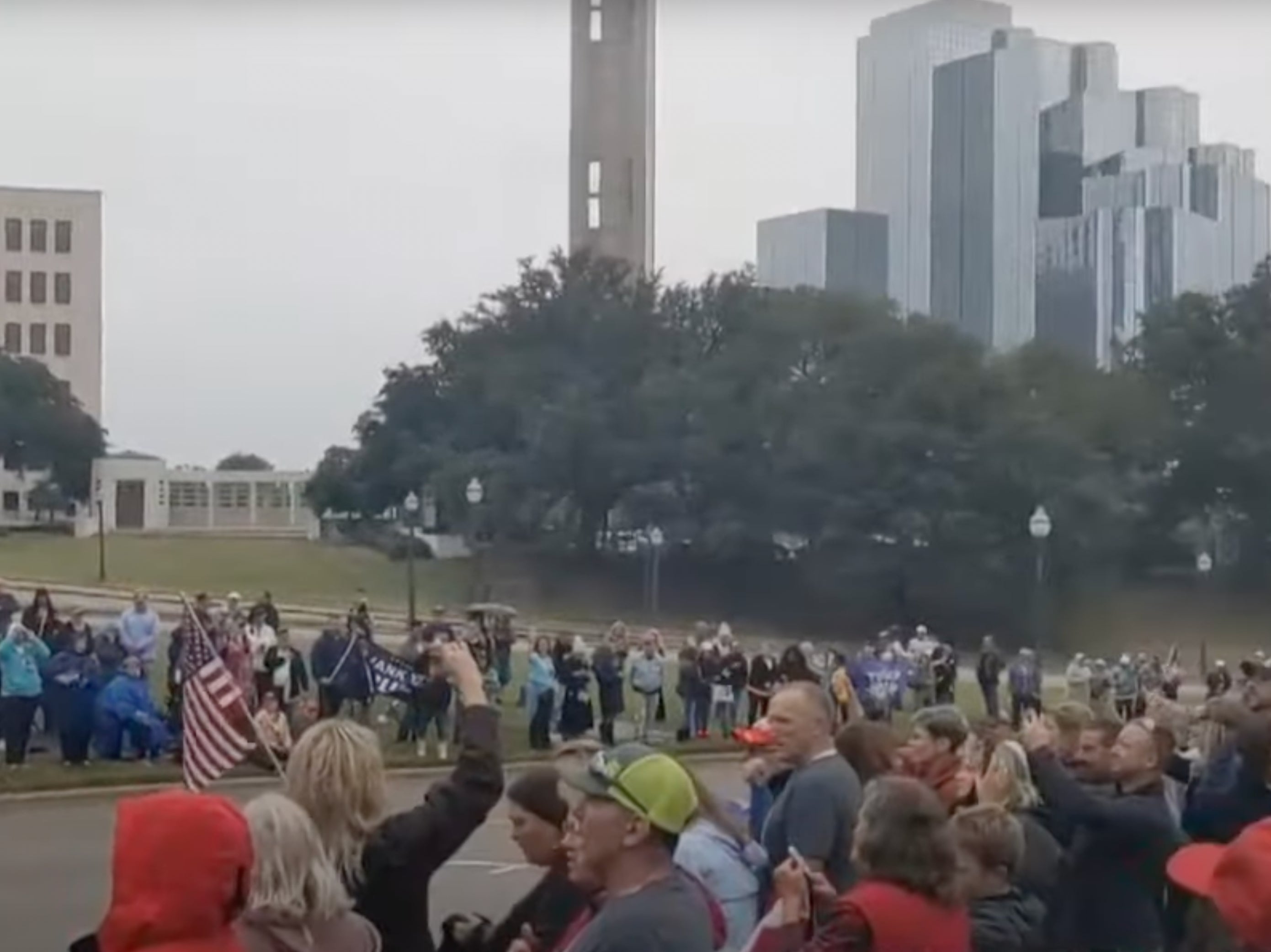 La multitud reunida en la Plaza Dealey, en Dallas, Texas, el martes