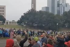 Grupo QAnon entristecido después de que JFK Jr., quien murió hace dos décadas, no apareció en Dallas el martes