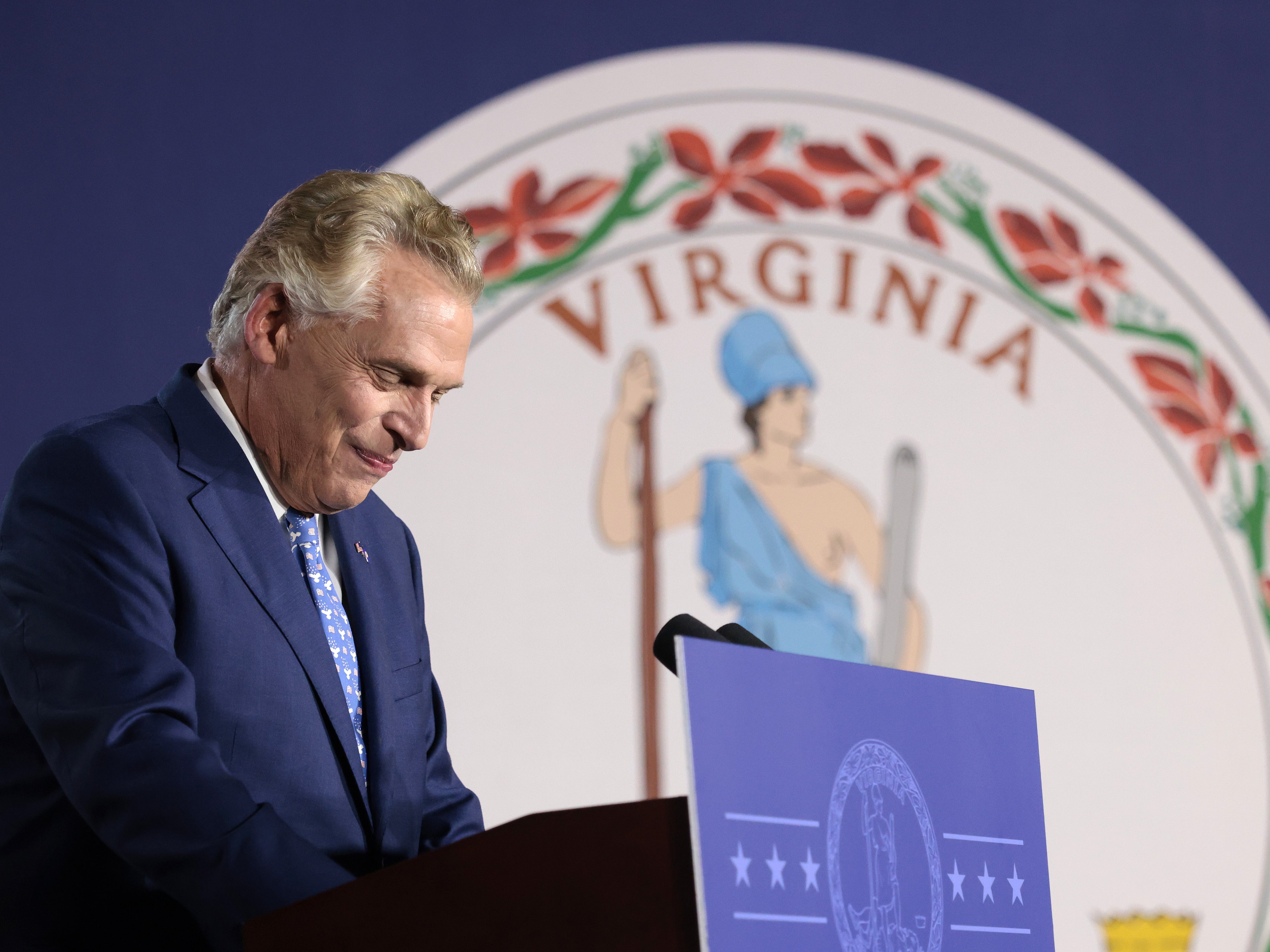 “Demócratas deben adaptarse a cultura ‘woke’”: Analistas opinan sobre desastre para la izquierda en Virginia