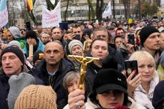 Ucranianos protestan contra vacunaciones por el COVID-19