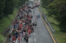 Migración de México entrega 800 visas a miembros de caravana