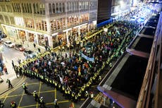 Cop26: Arrestos mientras cientos de manifestantes de Extinction Rebellion marchan por Glasgow