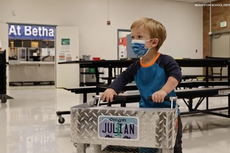 Trabajadora de cafetería escolar ayuda a niño con enanismo al mejorar bastante su carrito de almuerzo