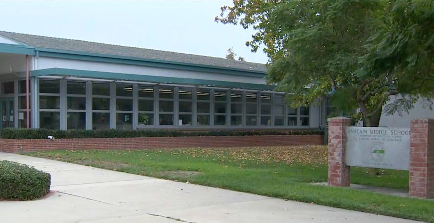 Alumno graba a maestra mientras hace comentarios de las conspiraciones de QAnon en el aula