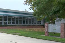 Alumno graba a maestra mientras hace comentarios de las conspiraciones de QAnon en el aula