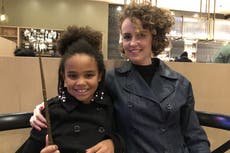 Familia birracial es interrogada con policías en aeropuerto de Denver por sospecha errada de trata de personas