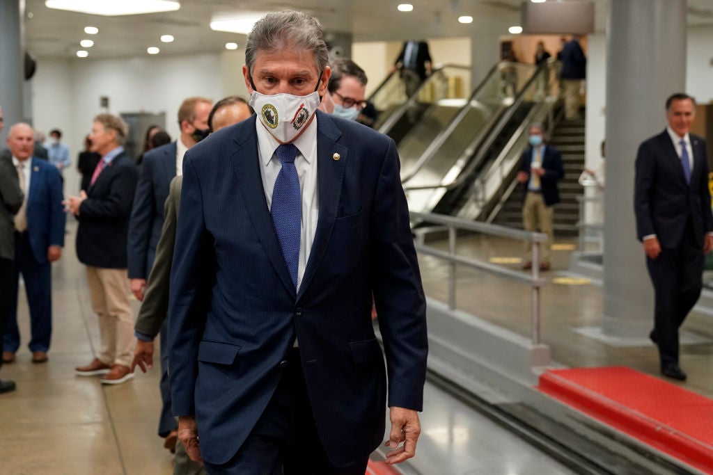 Manchin rodeado de activistas climáticos que corean “queremos vivir” en medio de batalla por la agenda de Biden