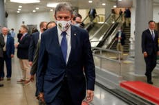 Manchin rodeado de activistas climáticos que corean “queremos vivir” en medio de batalla por la agenda de Biden
