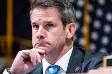 Crítico republicano de Trump, Adam Kinzinger, no descarta la candidatura presidencial cuando abandona el Congreso