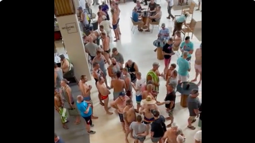 Estadounidense resulta herido en tiroteo entre narcotraficantes en resort de Cancún