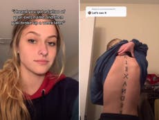Mujer se hace enorme tatuaje en la espalda con nombre de su novio una semana antes de separarse