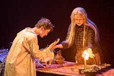 Reseña de The Ocean at the End of the Lane: Una adaptación estruendosa y a veces aterradora