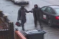 Adolescentes fueron captados en cámara celebrando luego de cometer un brutal asesinato