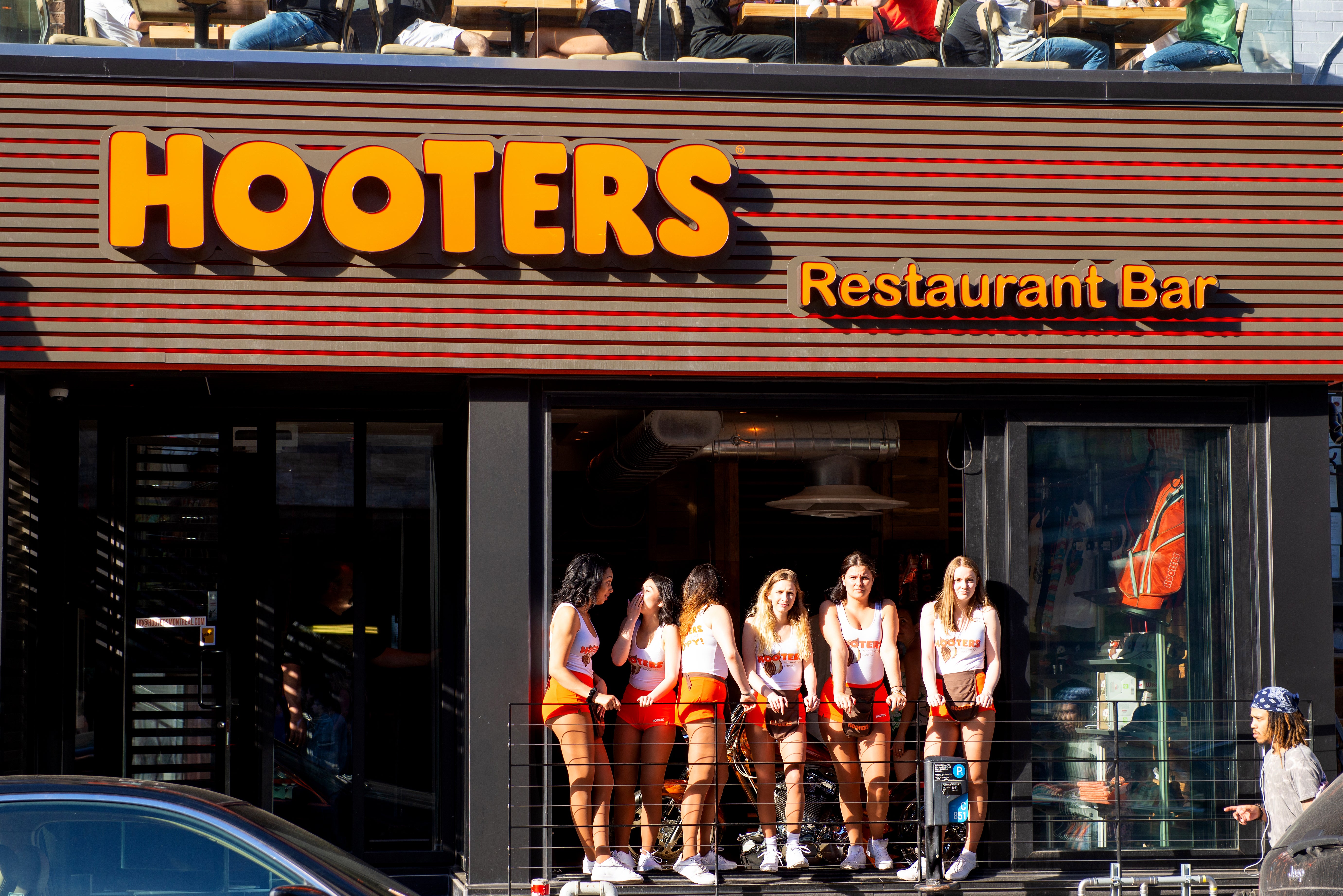 Mesera de Hooters comparte el acoso de los clientes y las reglas de su imagen en TikTok
