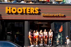 Mesera de Hooters comparte el acoso de los clientes y las reglas de su imagen en TikTok