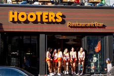 Mesera de Hooters comparte el acoso de los clientes y las reglas de su imagen en TikTok