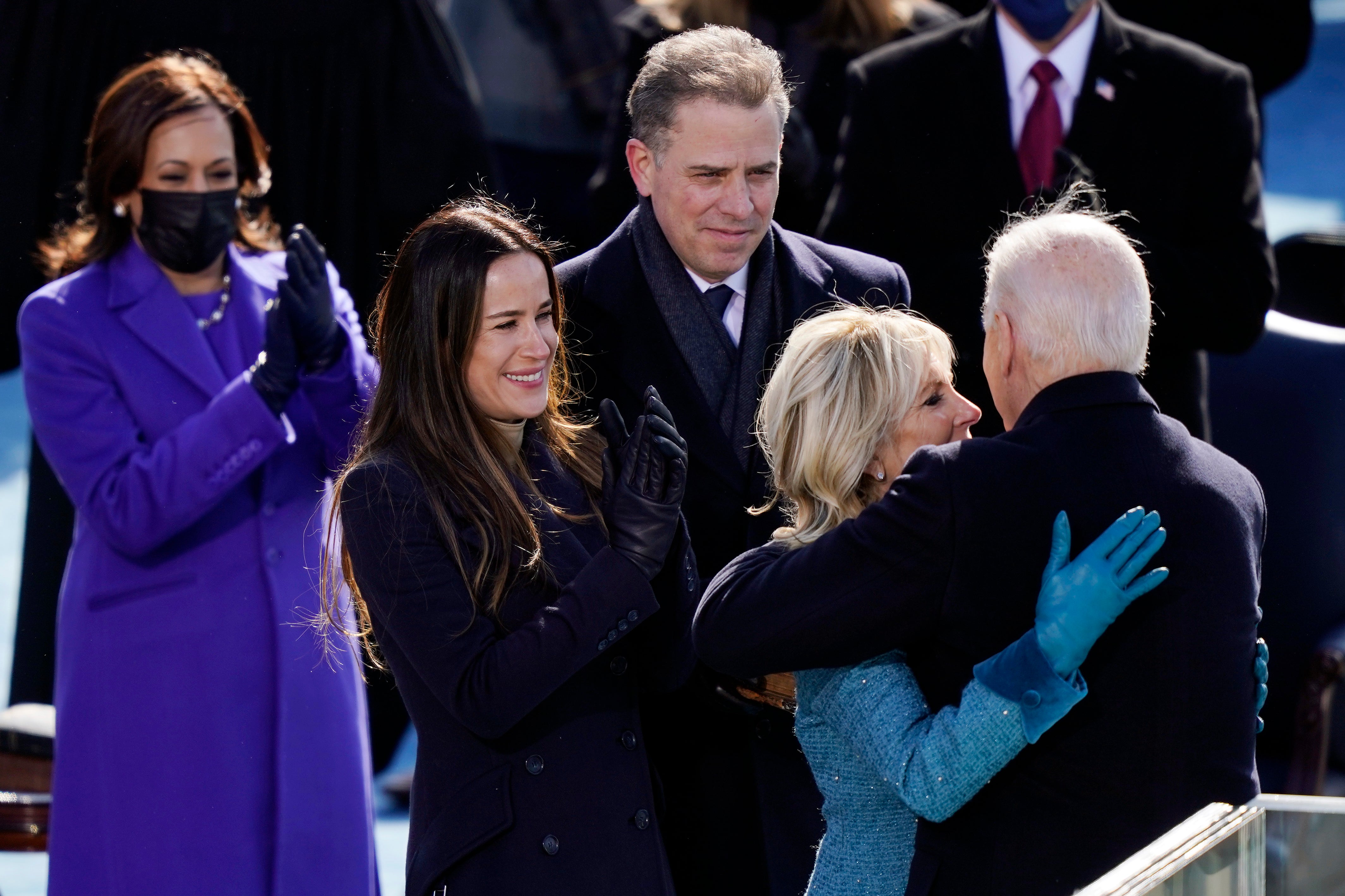Ashley y Hunter Biden miran cómo Joe Biden abraza a su esposa Jill durante su toma de protesta