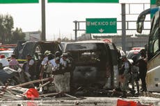 Mueren 19 personas en choque múltiple en centro de México