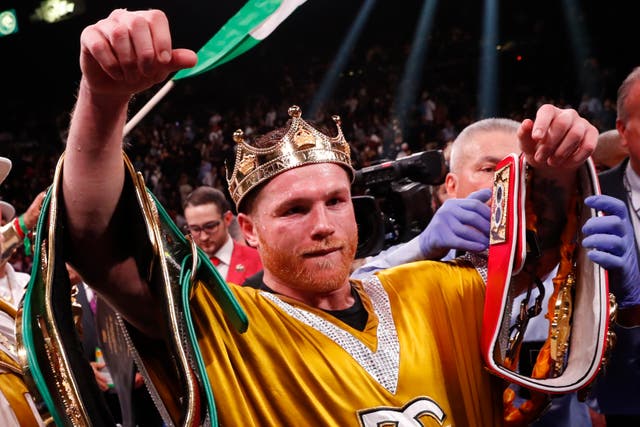 Canelo Álvarez, de México, celebra tras vencer a Caleb Plant