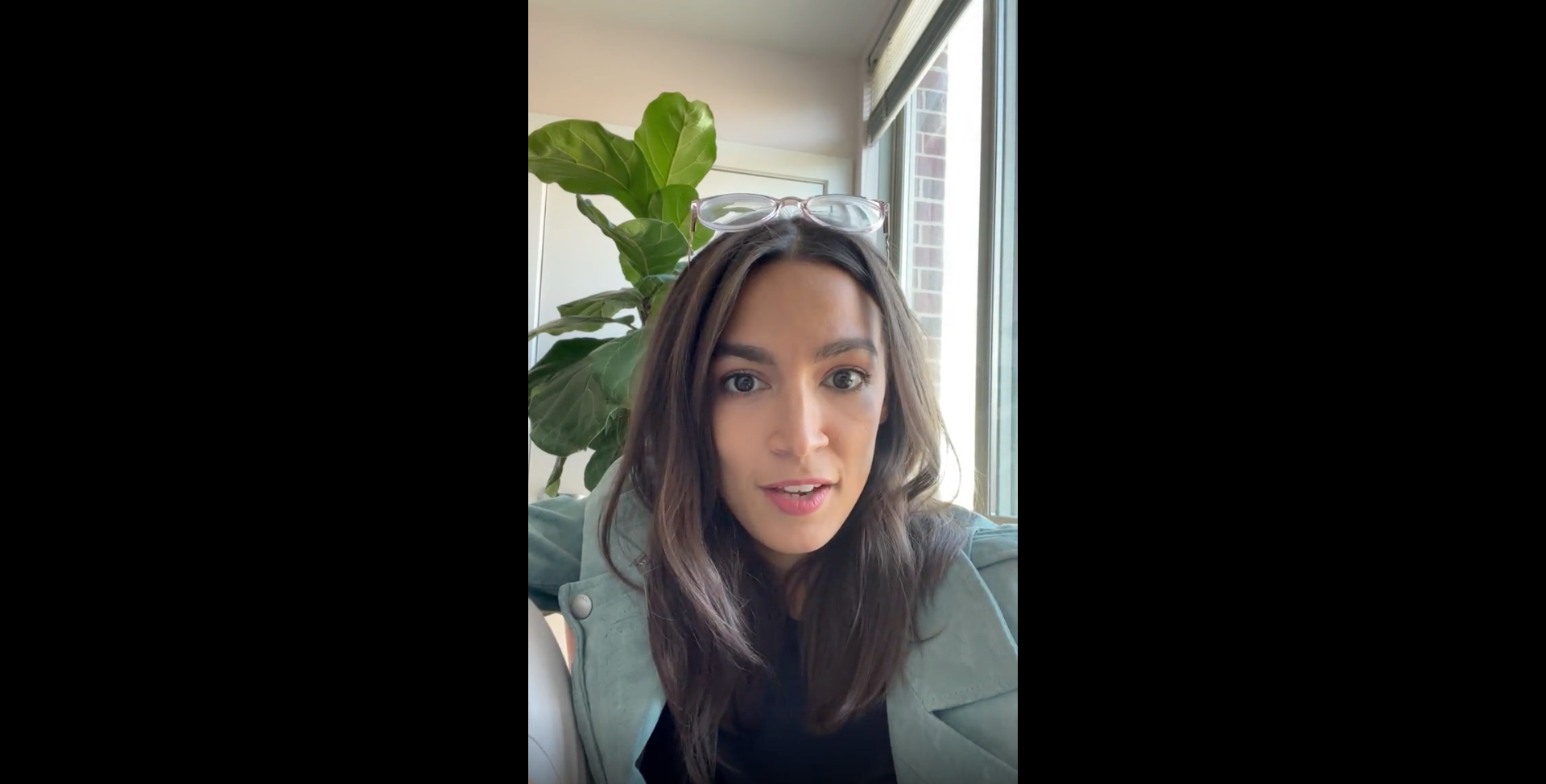 AOC explica el ‘no’ al proyecto de ley de infraestructuras de Biden en Instagram Live
