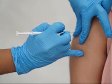 Pacientes vacunados están muriendo de covid-19 debido a la disminución de efectividad de la vacuna OLD