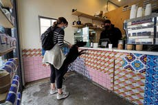 Negocios de LA se preparan para pedir pruebas de vacunación