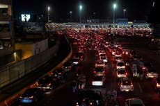 Se forman enormes colas en fronteras de Canadá y México cuando EE.UU. reabre por primera vez desde marzo de 2020