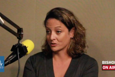 Illinois: Maestra que desafió el mandato de COVID demuestra que está vacunada